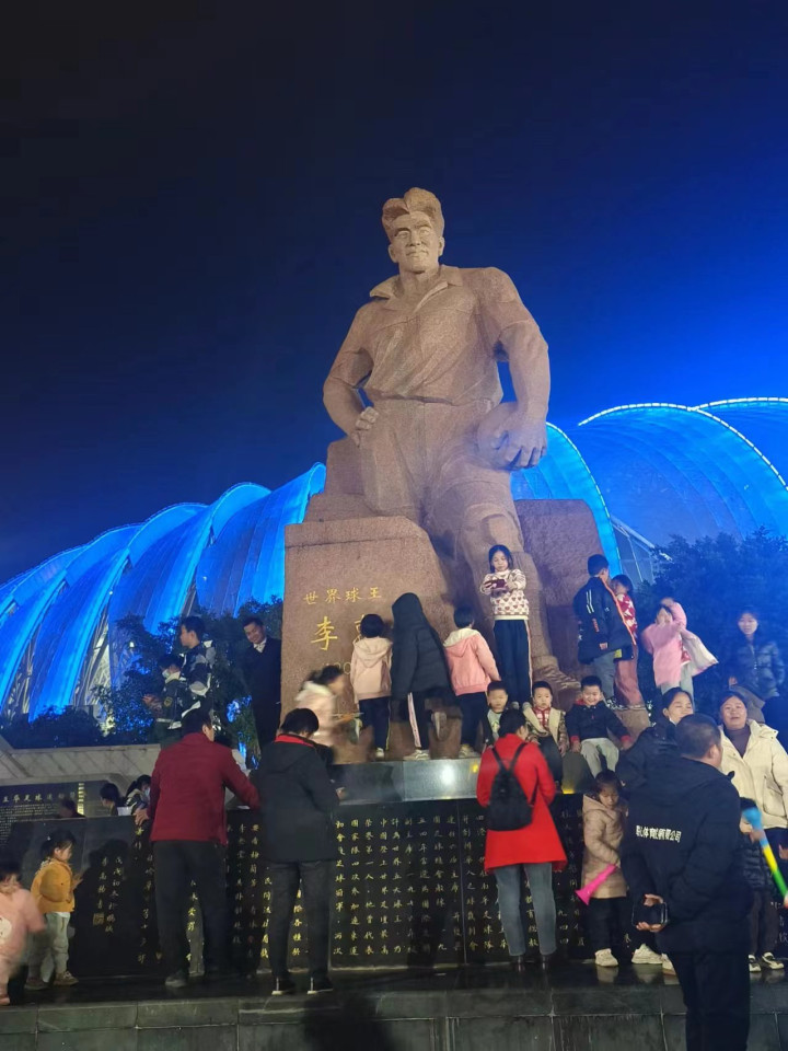 广东梅州五华县足球传奇人物李伟东的雕像。 （报业控股媒体）